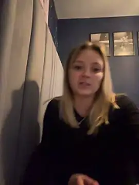 Webcam Model (Sky25x)  is live.Free join now!