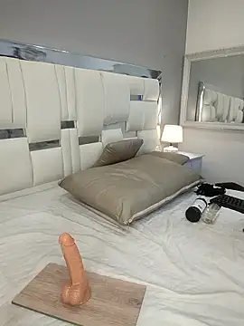 Webcam Model (Eva_Johnss) is live