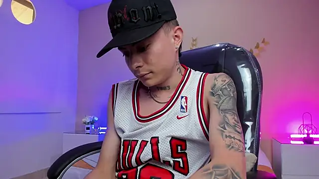 nascary_fox (M twink) - cum public