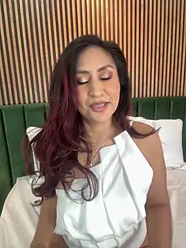 Webcam Model (MonicaMoret) is live