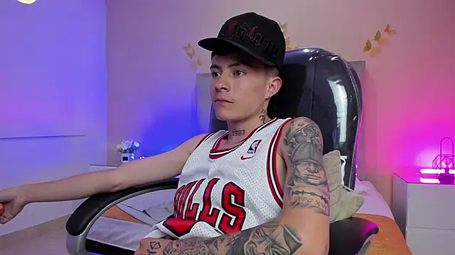 nascary_fox (M twink) - cum public