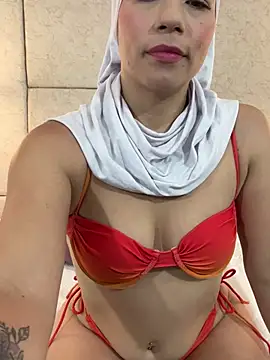 Immerse yourself next to me in this cyber pleasure #fuckmachine #arab #domi 🔥🥵