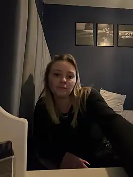 Webcam Model (Sky25x)  is live.Free join now!