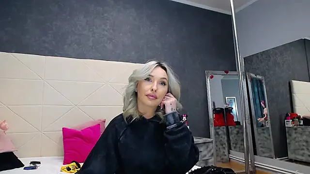 issasmith - IssaSmith's free webcam - UK Sex Cams