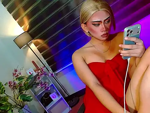 hollywood_queen_88 - HOLLYWOOD_QUEEN_88's free webcam - UK Sex Cams