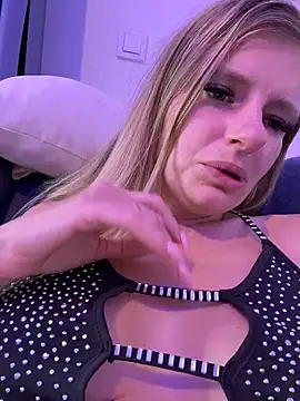 Webcam Model (Betsy)  is live.Free join now!