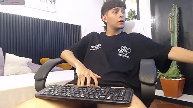 draxblade09 (M twink) - NAKED and HARD