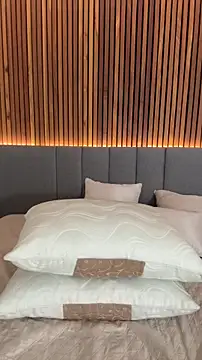 Webcam Model (EmiilyAdams_)  is live.Free join now!