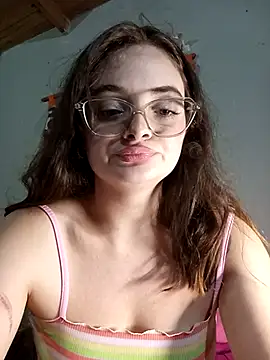 Webcam Model (Emmacut)  is live.Free join now!