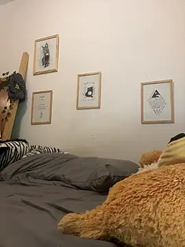 Webcam Model (miafoxmia)  is live.Free join now!