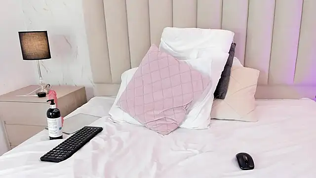 violettarousee_ - ViolettaRousee_'s free webcam - UK Sex Cams