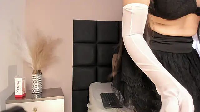 tinnamoon - TinnaMoon's free webcam - UK Sex Cams