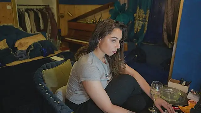 vanessadoyle (F young) - cavalco dildo twerkando di schiena