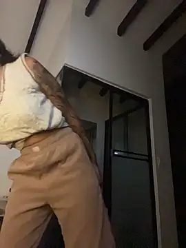 Webcam Model (TweetiePieXXX)  is live.Free join now!