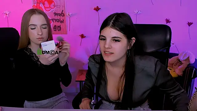 lizzie_boom_ (Ask my age) - flash boobs