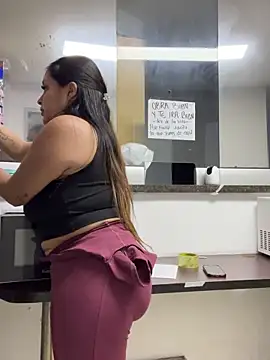 milly_cruz (F young) - Show Tits in public