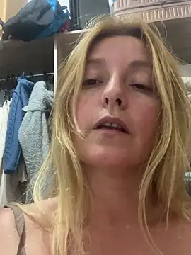 Webcam Model (moniquerainx)  is live.Free join now!