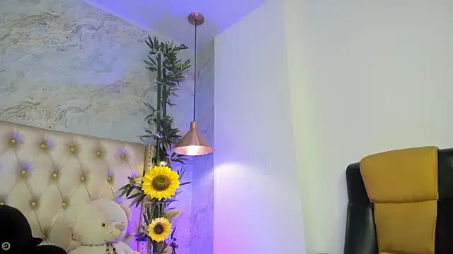 littleejaz (F teen) - show tits