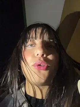 Webcam Model (Mia_fiire)  is live.Free join now!