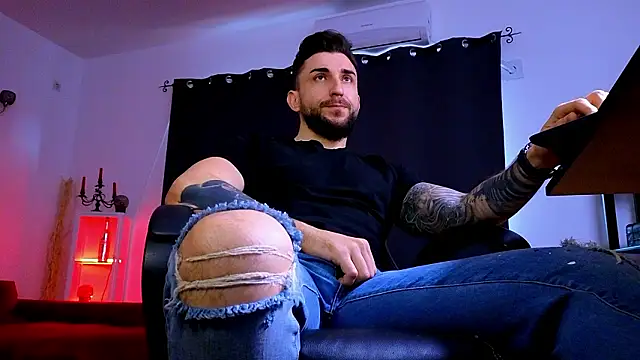 MightyAaron66 live sex cam