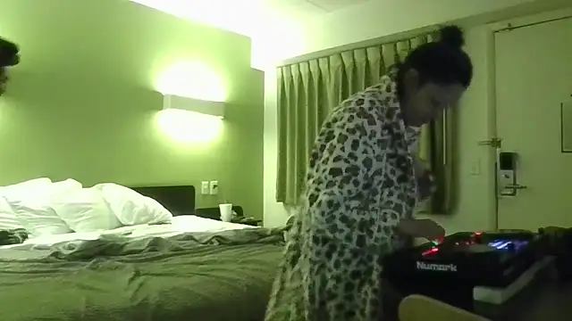 edmmusiccouple (F milf) - Help me help you get off