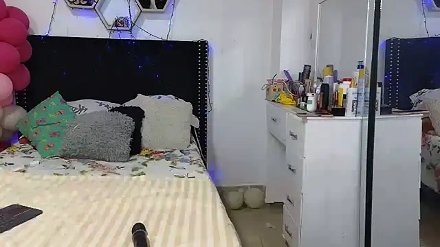 charlotte_077 - Charlotte_077's free webcam - UK Sex Cams