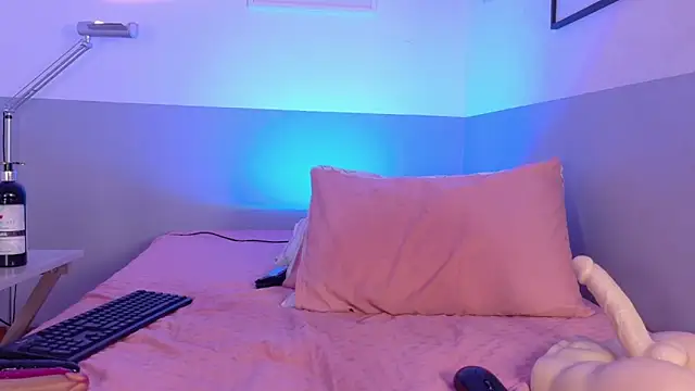 cutepetitee - Cutepetitee's free webcam - UK Sex Cams