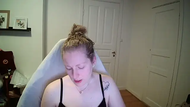 girlnina-1995 - Girlnina-1995's free webcam - UK Sex Cams