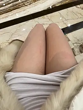 美女littleqiu在线直播