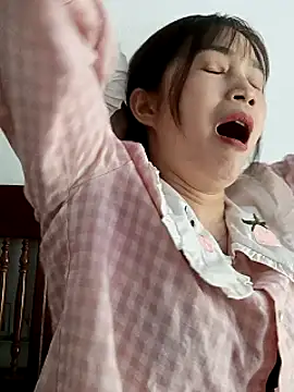 Webcam Model (-Dumi-)  is live.Free join now!