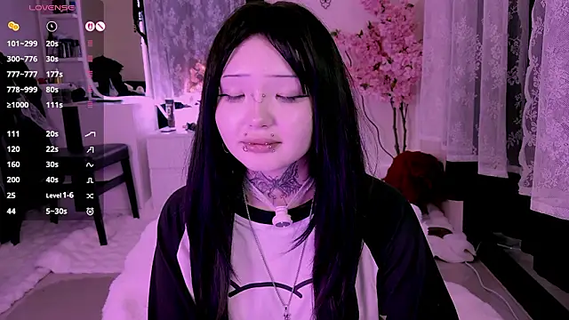 lein_bone (F teen) - show my pietced tits