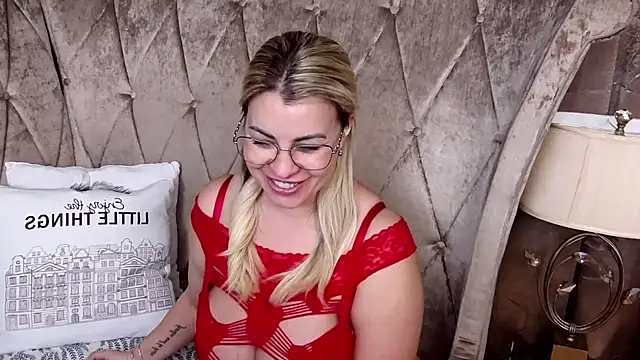 BustyGizelle live sex cam