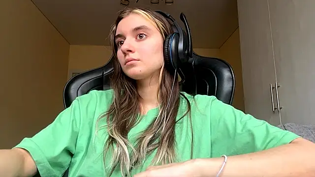 pluralpalaver - PluralPalaver's free webcam - UK Sex Cams