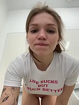 streetsquirt (Ask my age) - Strip in a library and naked bye bye ;)