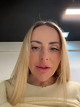 emasalis (Ask my age) - Flash boobs in the cafe!LT 3 hot vids