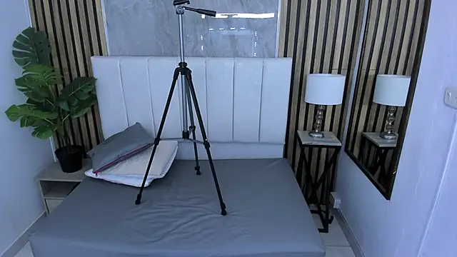 carlotta_de_velour (F young) - a finger in the ass