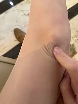 美女littleqiu在线直播