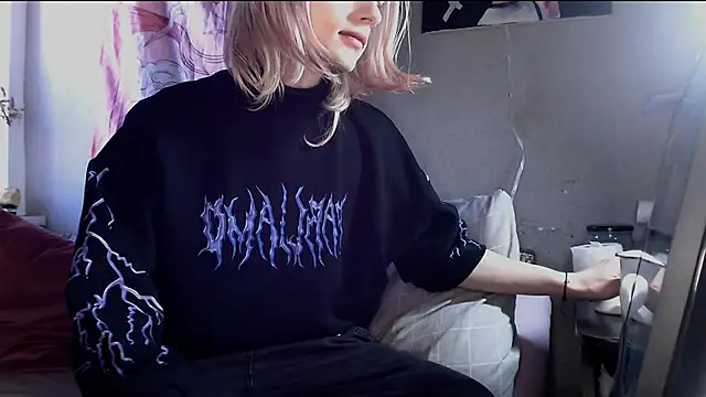 alien_bella - Alien_Bella's free webcam - UK Sex Cams