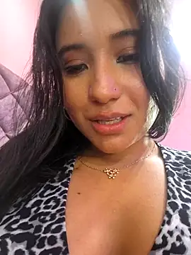 Webcam Model (valenlopezz_)  is live.Free join now!