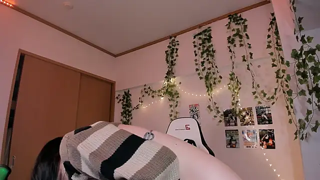 viv_player (F teen) - masturbate through my panties