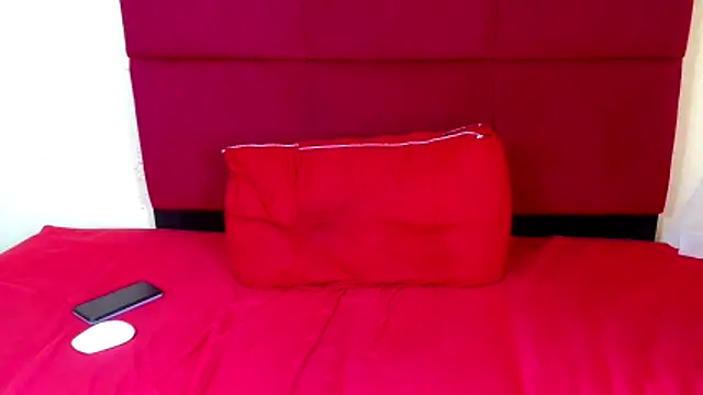 hugetitisxx - HugeTitisxx's free webcam - UK Sex Cams