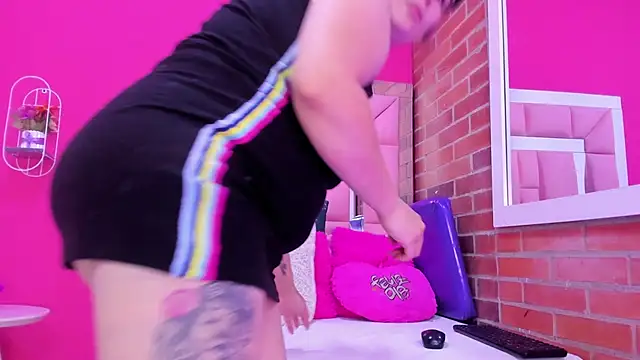 rebecca_sandoval (F young) - A delicious direct squirt to your face