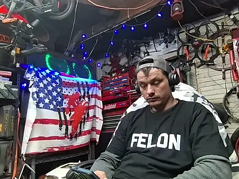 twistafatpipe - Twistafatpipe's free webcam - UK Sex Cams