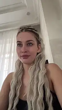 kikiwatson (F young) - Show wet pussy in public