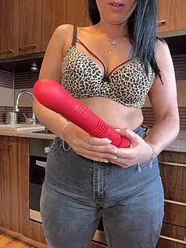 Webcam Model (Hotmomcheckk_)  is live.Free join now!