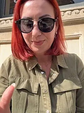 pervyxmilfxx (F milf) - I rub my pussy hard under the coffee sho