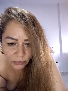 sluttymilf79 (F milf) - I touch, finger and plug in my ass 🥵