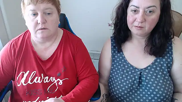 lindy-jeanie (G milf) - hot kiss and boobs