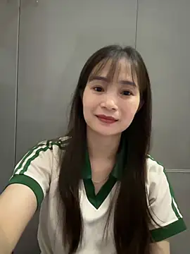 Webcam Model (-Dumi-)  is live.Free join now!