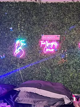 Webcam Model (RenaThickAss) is live